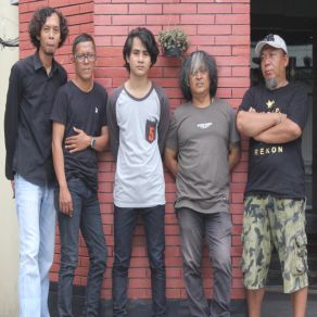 Download track Topeng Hitam Warehouse