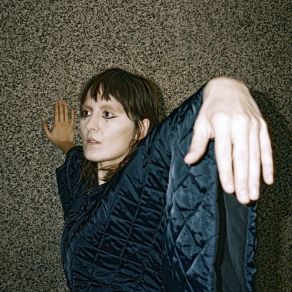 Download track Yellow Blinds, Cream Shadows Cate Le Bon