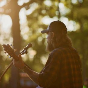 Download track Somliga Går I Trasiga Skor Joakim Jonsson