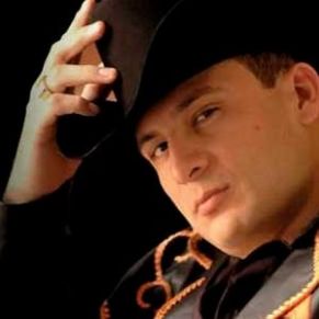 Download track Que Voy A Hacer Valentin Elizalde