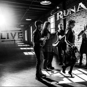 Download track Seinn O Ho Ro / The Holy Ground (Live) Runa